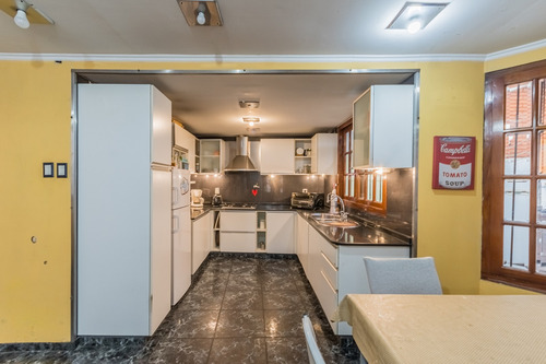 Casa. Gran Potencial Para Desarrollo Inmobiliario. Quincho Y Garage. Avellaneda Centro