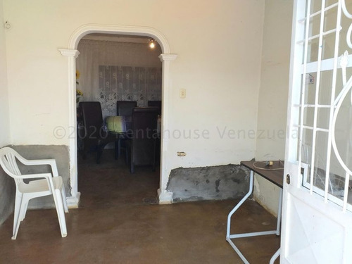 Imagen 5 de 9 de Cómoda Casa En Venta En Pleno Centro De Coro 22-7383 04126887776