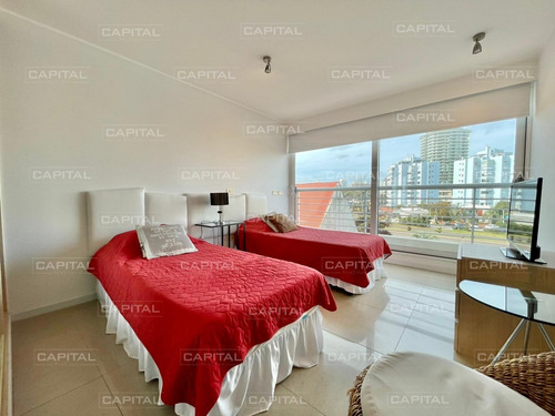 Muy Buen Apartamento De 3 Suite En Playa Mansa - Alexander Collection- Ref: 30448
