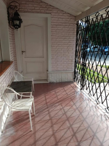 Casa En Venta - 2 Dormitorios 1 Baño - Cochera - 250mts2 - Morón