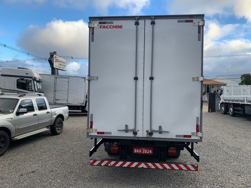 Imagem 12 de 15 de Ford Cargo 816 Ano 2017 Com Bau De 5 Metros Impecavel