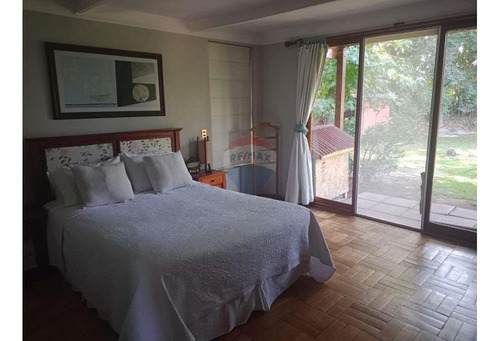 Venta De Hermosa Parcela Con Gran Casa Con Cava!!