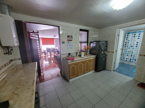 Casa Con Amplios Espacios, En Pasaje Cerrado