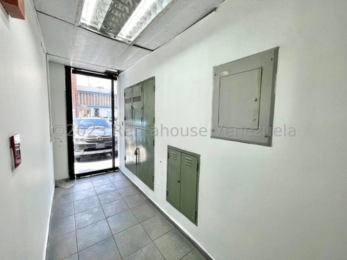 Se Alquila Hermoso Edificio Comercial Ubicado A Pie De Calle En Chacao