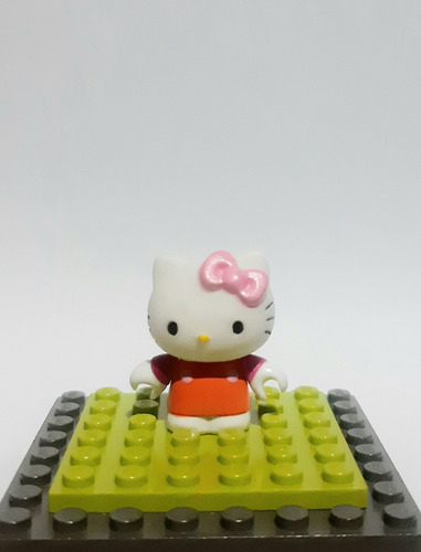 Mega Bloks Minifigura Hello Kitty Overol Anaranjado 