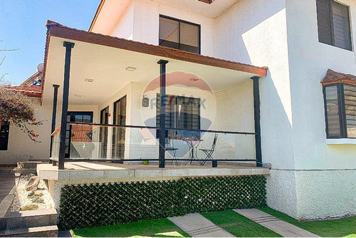 Moderna Casa Con Piscina En Sector Exclusivo