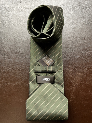 Corbata Italiana Hugo Boss Verde Oscuro Ratas Grises 1.46 M (Usado)