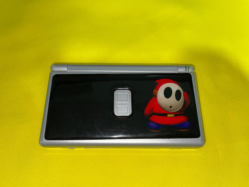 Consola Ds Lite Plateada Con 1 A Escoger Plumita Y Cargador Plateado (Usado)