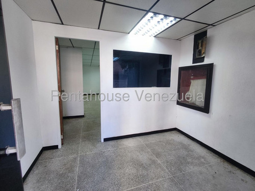 En Alquiler Estupendo Local Comercial En Los Caobos