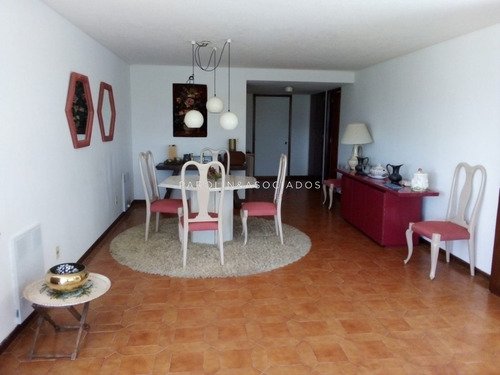 Departamento De 3 Dormitorios En Edificio Tiburón, Punta Del Este- Ref: 1951