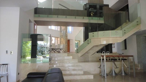Imagen 12 de 30 de Leal Pérez Vende Majestuosa Casa En Urbanización Guataparo Con Piscina