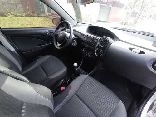 Imagen 12 de 15 de Toyota Etios Xs Nafta 1.5 Caja Manual De 6ta Año 2016