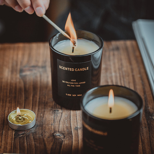 A Vela De Sándalo En Vaso Negro De Cera De Soya Aromaterapia
