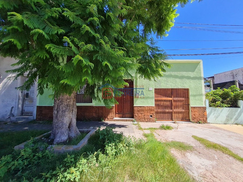Vende Casa 3 Dormitorios, Patio Con Parrillero Y Garaje