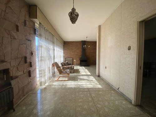 Lega Propiedades Vende En Exclusividad Excelente Inmueble De 4 Dormitorios, 2 Cocinas, 2 Baños Y Garage, Con Gran Potencial En El Centro De La Ciudad De La Paz.