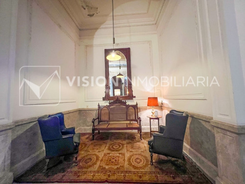 Imagen 11 de 14 de Casona Casa Mansión Amueblada De 811 M2 Con 690 M2 Interiores Para Sede De Empresa Cowork Hotel Ciudad Vieja Montevideo. Planta Principal De 212 M2 Totalmente Reciclada Y Actualmente En Uso. Reciclaje