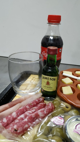Imagen 3 de 10 de Picada A Domicilio C/whisky Jameson + Tabla Regalo - (p/2)