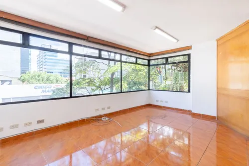 Oficina En Arriendo/venta En El Chicó. Cod V6701