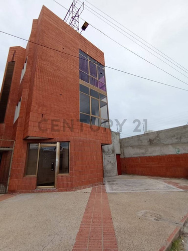 Amplio Local Comercial En La Avenida Santa Rosa Cumana