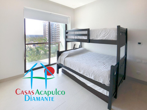 Cad La Isla Gran Caimán 604. Terraza Con Vista A Los Jardines Y Albercas