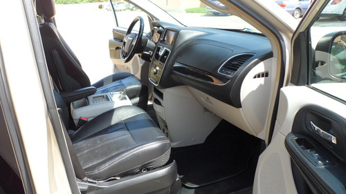 Imagen 9 de 15 de Chrysler Town & Country 3.6 Touring Mt