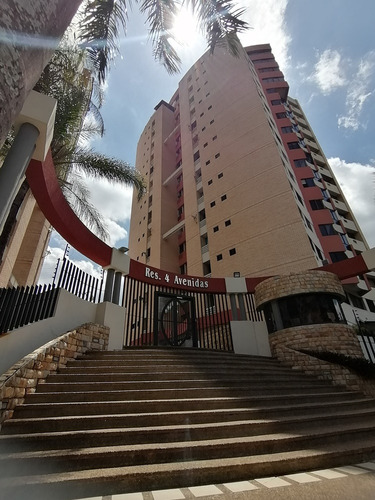 Sky Group Vende Comodo Y Amoblado Apartamento En Res. 4 Avenidas. Urb. El Parral, Luz Coelho