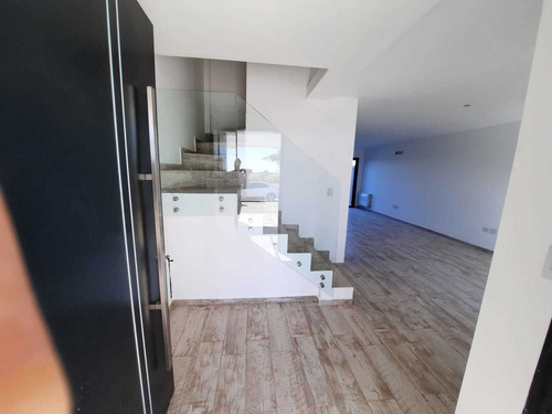 Imagen 2 de 15 de Docta- Venta De Duplex De Tres Dormitorios Con Pileta