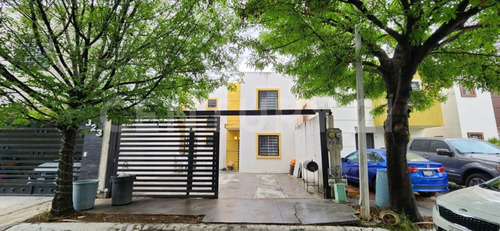 Casa En Venta En Col. Fuentes De Santa Lucia En Apodaca
