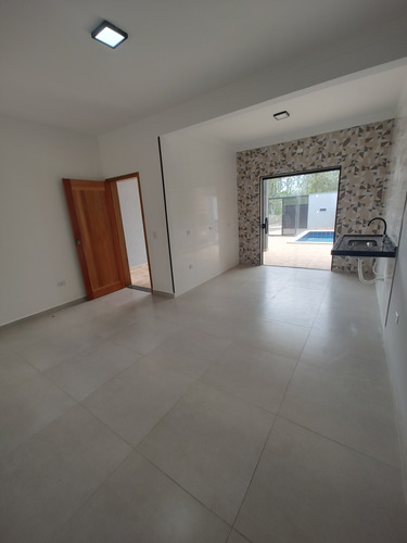 Casa Com Dois Quartos Sendo Uma Suíte, Piscina