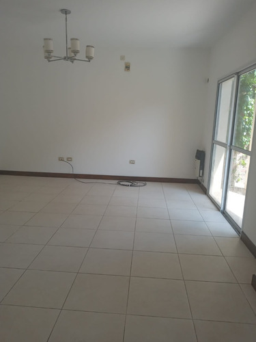 Departamento En Planta Baja Con Entrada Independiente Con Doble Portón De Seguridad.