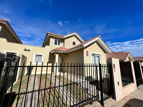 Casa Con Excelente Ubicación Y Hermoso Quincho Techado