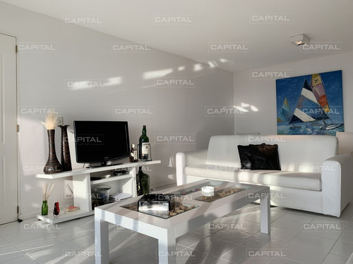 Oportunidad En Venta Playa Mansa - 2 Dormitorios Y Servicio- Ref: 27927