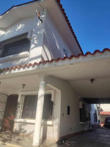 Casa De 2 Niveles En La Urb Las Chimeneas Zona Norte De Valencia. D07-07 Mm