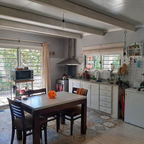 Moderna Y Amplia Casa Con Piscina En La Floresta