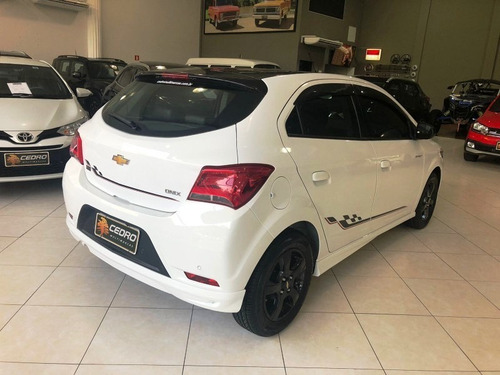 Imagem 4 de 14 de Chevrolet Onix Hatch 1.4 4p Flex Effect