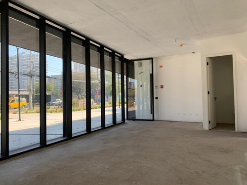 Local Comercial Nuevo: 47/118 M2, Terraza, Patio. Metro.