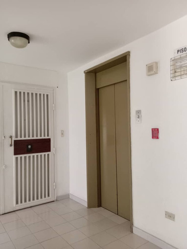 Venta Excelente Apartamento En Lomas Del Ávila, Cuenta Con 95.53m2