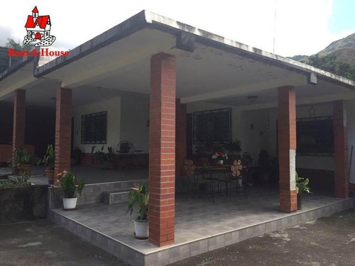 Casa En Venta En Urb. El Castaño, Maracay. 23-7031. Lln
