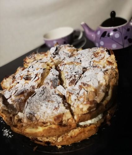 Torta Casera De Manzana Con Hojas De Almendras
