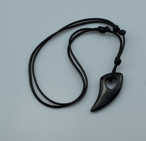 A Collar Con Colgante Ajustable En Forma De Diente De Lobo