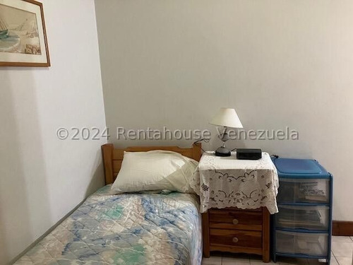Porque Invertir En Este Apto. 1-está En Una De Las Urbanizaciones Más Céntrica Y De Mayor Demanda Y Segura De Caracas. 2- Edificio De Apenas 4 Pisos+ph 3- Comodo Y Ventilado Está En La Castellana