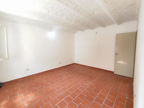 Ph En Venta. Casa De Pasillo. Un Dormitorio.
