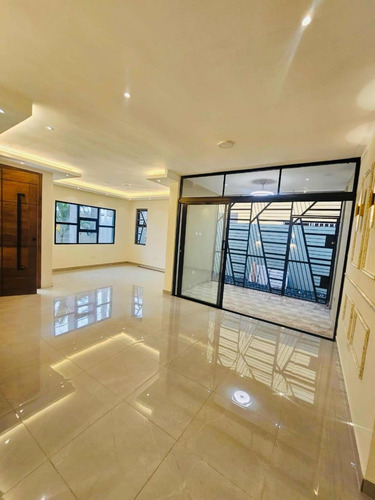 Casa Lujosa Y Espaciosa En Residencial Los Lirios La Romana