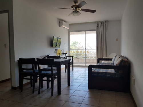 Apto Con Excelente Ubicación, A Pasos De Gorlero, Del Puerto De Punta Del Este- Ref: 4183