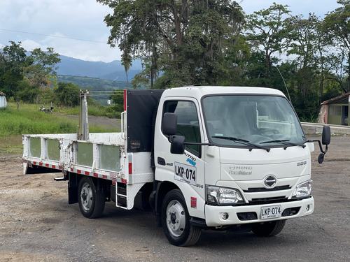 Hermosa Hino 300 2023 Con Solo 30.000km Unico Dueño