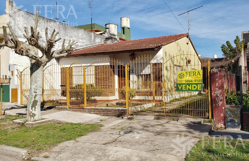 Imagen 1 de 8 de Venta De Casa 3 Ambientes Con Cochera Y Patio - Quilmes (26633)
