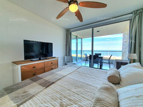 Imagen 7 de 19 de Venta Departamento Primera Línea Dos Dormitorios Y Dependencia De Servicio En Playa Mansa Punta Del Este - Punta Del Este Mansa