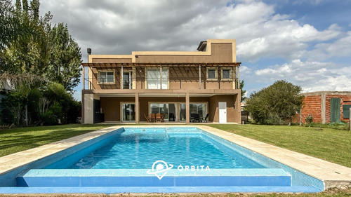Casa En Venta En San Sebastián, Area 5, A La Laguna