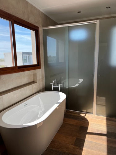 Espectacular Casa En Barrio Riberas, Puertos, Escobar De Estilo Toscano De Construcción Súper Sólida Y Exquisitas Terminaciones