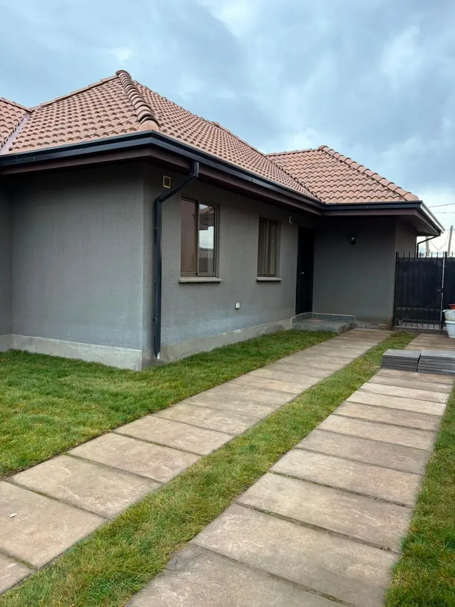 Imagen 1 de 18 de Hermosa Casa Familiar De 3d + 2b Con Sala De Estar Y Jardín